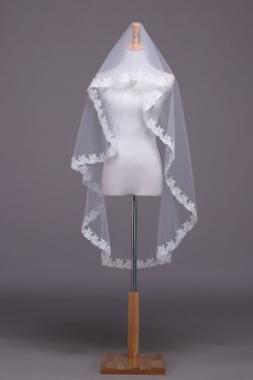 One Tier Bridal Veil With Lace Edge